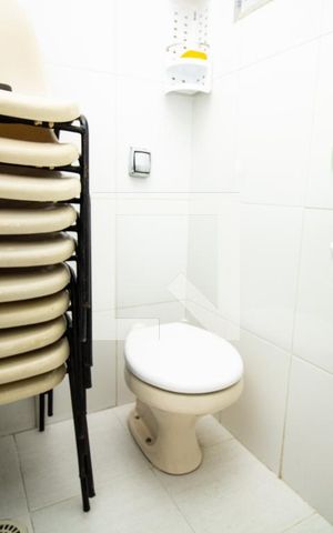 Casa à venda com 345m², 4 quartos e 3 vagas Casa à venda com 345m², 4 quartos e 3 vagasBanheiro de serviço - pia e louça sanitária