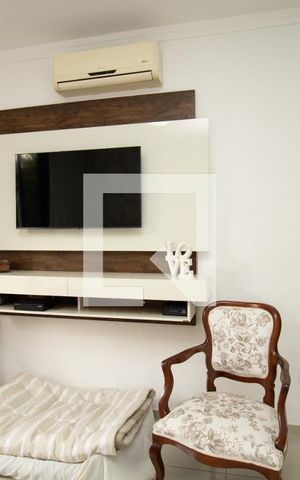 Casa à venda com 345m², 4 quartos e 3 vagas Casa à venda com 345m², 4 quartos e 3 vagasSuite master, parede TV e poltronas