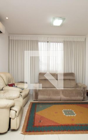 Casa à venda com 345m², 4 quartos e 3 vagas Casa à venda com 345m², 4 quartos e 3 vagasSala, ambiente estar com TV