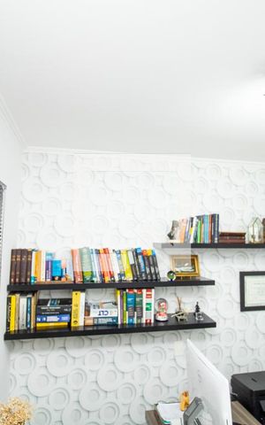 Casa à venda com 345m², 4 quartos e 3 vagas Casa à venda com 345m², 4 quartos e 3 vagasEscritório - Janela e prateleiras