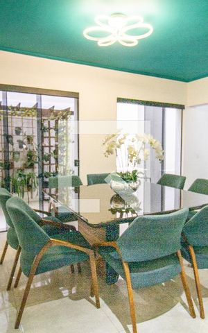 Casa à venda com 345m², 4 quartos e 3 vagas Casa à venda com 345m², 4 quartos e 3 vagasSala de jantar