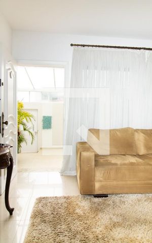 Casa à venda com 345m², 4 quartos e 3 vagas Casa à venda com 345m², 4 quartos e 3 vagasSala