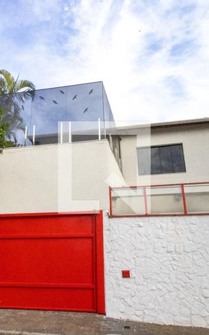 Casa à venda com 345m², 4 quartos e 3 vagas Casa à venda com 345m², 4 quartos e 3 vagasFachada, sistema de vigilância com 7 câmeras