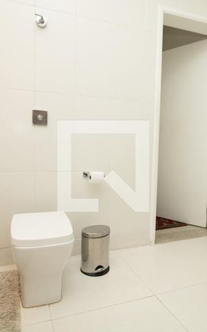 Casa à venda com 345m², 4 quartos e 3 vagas Casa à venda com 345m², 4 quartos e 3 vagasBanheiro master, louça sanitária