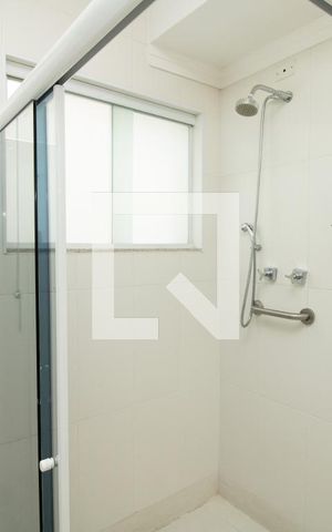 Casa à venda com 345m², 4 quartos e 3 vagas Casa à venda com 345m², 4 quartos e 3 vagasBanheiro master, box blindex e ducha