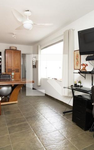 Casa à venda com 345m², 4 quartos e 3 vagas Casa à venda com 345m², 4 quartos e 3 vagasAteliê, piso superior, panorâmica