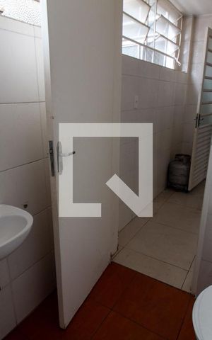 Apartamento à venda com 86m², 2 quartos e sem vaga Apartamento à venda com 86m², 2 quartos e sem vagaBanheiro de Serviço