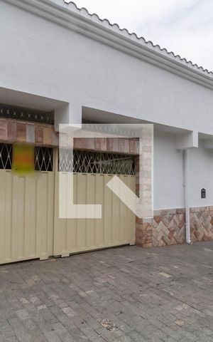 Casa à venda com 360m², 10 quartos e 2 vagas Casa à venda com 360m², 10 quartos e 2 vagasFachada