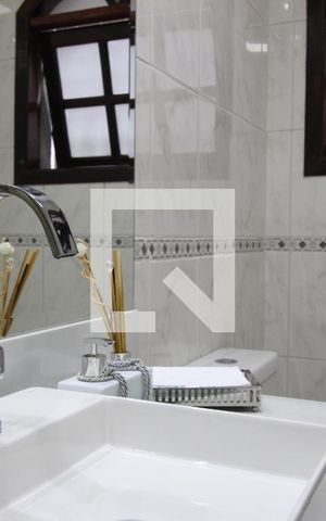 Casa à venda com 240m², 4 quartos e 2 vagasBanheiro 1