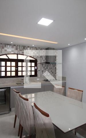 Casa à venda com 240m², 4 quartos e 2 vagasCozinha