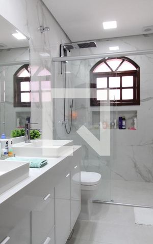 Casa à venda com 240m², 4 quartos e 2 vagasBanheiro da Suíte