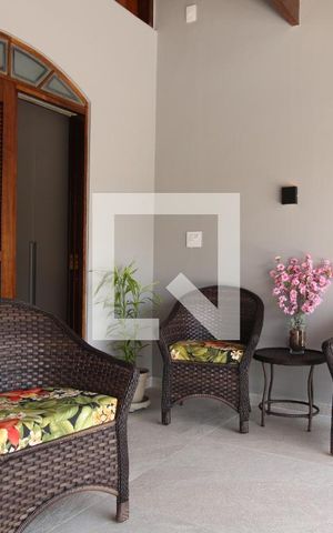 Casa à venda com 240m², 4 quartos e 2 vagasQuarto Suíte - varanda