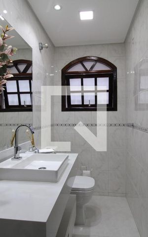 Casa à venda com 240m², 4 quartos e 2 vagasBanheiro 1