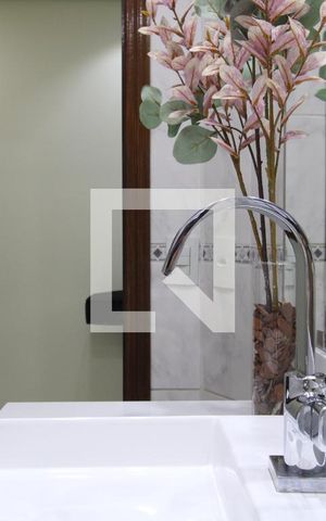 Casa à venda com 240m², 4 quartos e 2 vagasBanheiro 1