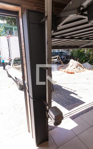 Casa à venda com 215m², 5 quartos e 4 vagas Casa à venda com 215m², 5 quartos e 4 vagasÁrea comum