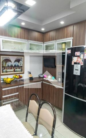 Casa à venda com 215m², 5 quartos e 4 vagas Casa à venda com 215m², 5 quartos e 4 vagasCozinha