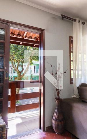 Casa à venda com 215m², 5 quartos e 4 vagas Casa à venda com 215m², 5 quartos e 4 vagasSala de TV