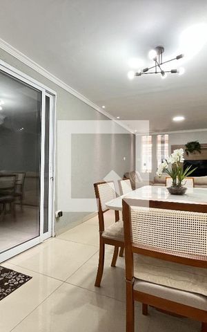 Casa à venda com 185m², 3 quartos e 2 vagas Casa à venda com 185m², 3 quartos e 2 vagasSala