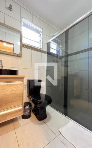 Casa à venda com 185m², 3 quartos e 2 vagas Casa à venda com 185m², 3 quartos e 2 vagasBanheiro Corredor