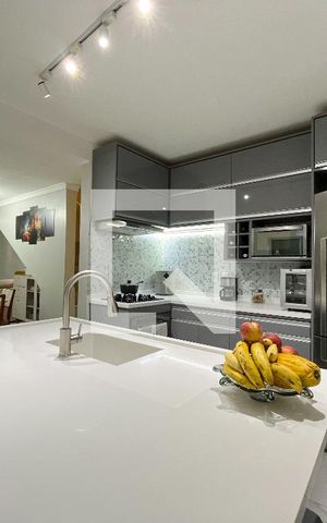 Casa à venda com 185m², 3 quartos e 2 vagas Casa à venda com 185m², 3 quartos e 2 vagasCozinha