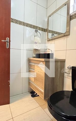 Casa à venda com 185m², 3 quartos e 2 vagas Casa à venda com 185m², 3 quartos e 2 vagasBanheiro Corredor