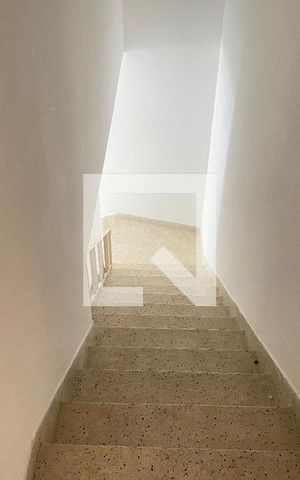 Casa para alugar com 60m², 2 quartos e sem vaga Casa para alugar com 60m², 2 quartos e sem vagaEscada