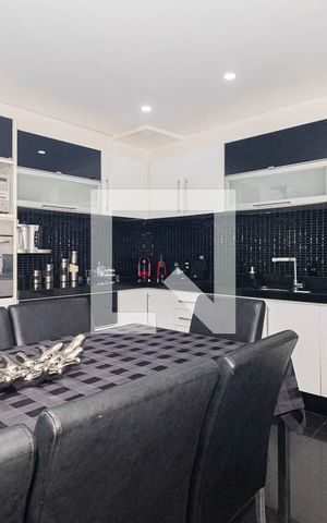 Casa à venda com 300m², 3 quartos e 4 vagas Casa à venda com 300m², 3 quartos e 4 vagasCozinha