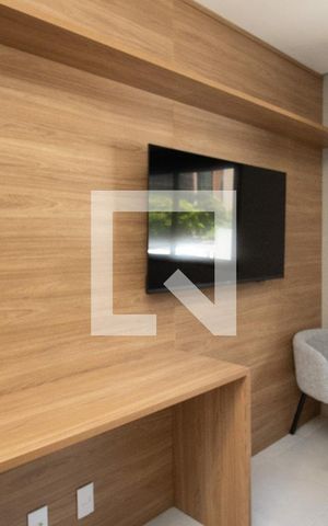 Studio à venda com 24m², 1 quarto e sem vaga Studio à venda com 24m², 1 quarto e sem vagaSala, mesa de escritório e TV