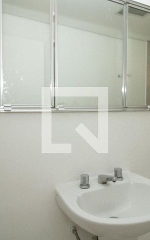 Apartamento à venda com 123m², 4 quartos e 1 vaga Apartamento à venda com 123m², 4 quartos e 1 vagaBanheiro 2, Pia e espelho