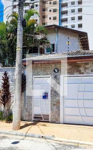 Casa para alugar com 225m², 3 quartos e 5 vagasFachada