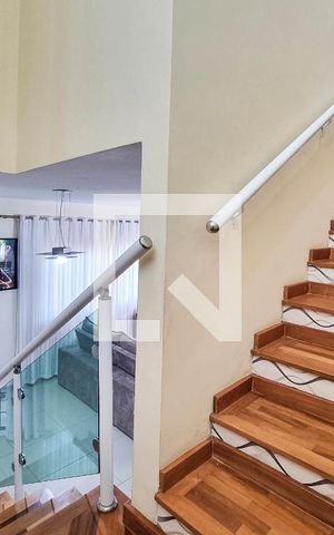 Casa para alugar com 225m², 3 quartos e 5 vagasHall / Escada