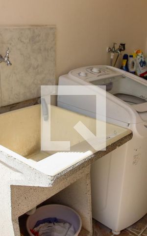 Casa à venda com 210m², 4 quartos e 2 vagas Casa à venda com 210m², 4 quartos e 2 vagasLavanderia