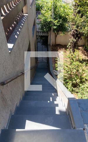 Casa para alugar com 200m², 4 quartos e 4 vagasEscada