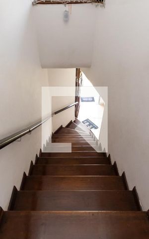 Casa para alugar com 200m², 4 quartos e 4 vagasEscada