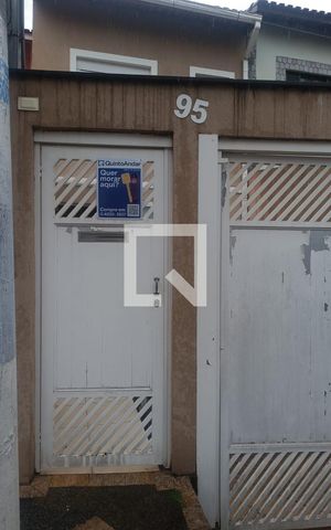Casa à venda com 200m², 2 quartos e 4 vagas Casa à venda com 200m², 2 quartos e 4 vagasFachada