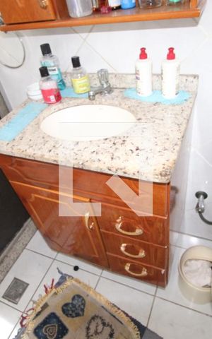 Apartamento para alugar com 65m², 2 quartos e sem vagaBanheiro