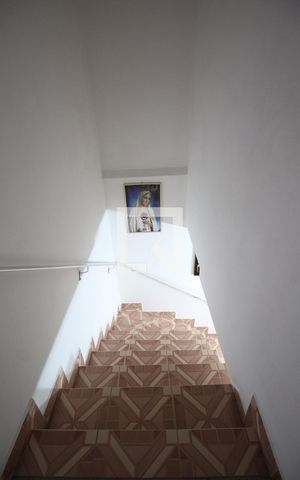 Casa à venda com 196m², 3 quartos e 2 vagasEscada