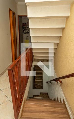 Casa à venda com 225m², 5 quartos e 1 vaga Casa à venda com 225m², 5 quartos e 1 vagaEscada