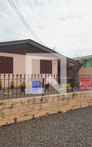Casa à venda com 140m², 3 quartos e 2 vagas Casa à venda com 140m², 3 quartos e 2 vagasFachada