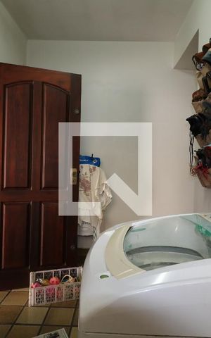 Casa à venda com 300m², 4 quartos e 4 vagasÁrea de Serviço