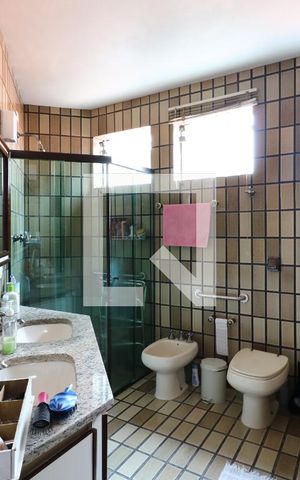Casa à venda com 300m², 4 quartos e 4 vagasBanheiro da Suíte