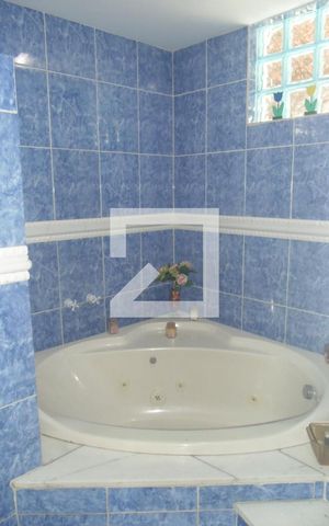 Casa para alugar com 410m², 5 quartos e 7 vagasBanheira Suite 1