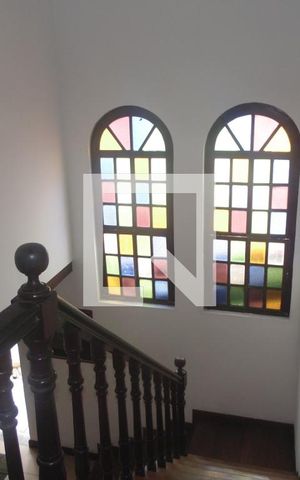 Casa para alugar com 410m², 5 quartos e 7 vagasEscada 