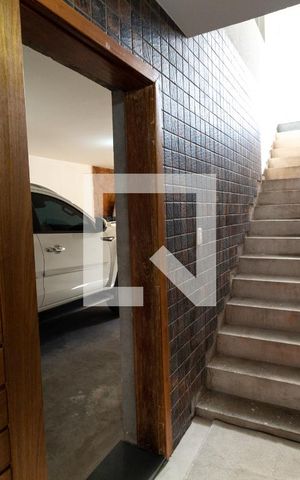 Casa para alugar com 450m², 2 quartos e 3 vagasEscada