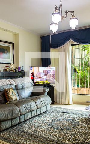 Casa à venda com 207m², 4 quartos e 5 vagas Casa à venda com 207m², 4 quartos e 5 vagasSala