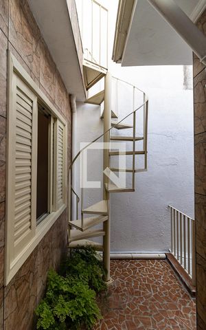 Casa à venda com 173m², 4 quartos e 2 vagas Casa à venda com 173m², 4 quartos e 2 vagasEscada da Casa 1