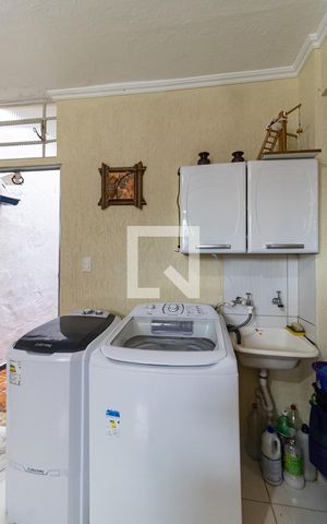 Casa à venda com 173m², 4 quartos e 2 vagas Casa à venda com 173m², 4 quartos e 2 vagasLavanderia da Casa 2