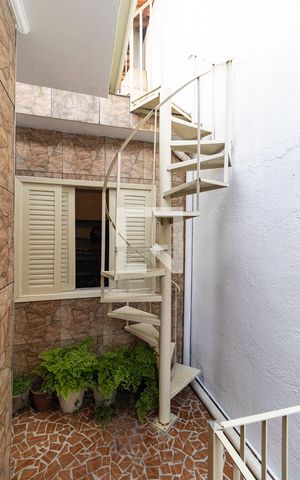 Casa à venda com 173m², 4 quartos e 2 vagas Casa à venda com 173m², 4 quartos e 2 vagasEscada da Casa 1