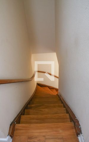 Casa à venda com 120m², 2 quartos e 1 vaga Casa à venda com 120m², 2 quartos e 1 vagaEscada
