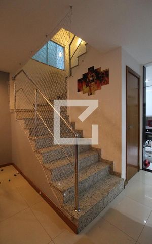 Casa de condomínio à venda com 176m², 4 quartos e 1 vaga Casa de condomínio à venda com 176m², 4 quartos e 1 vagaEscada